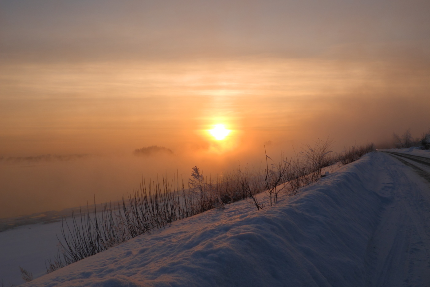 Закат над рекой
