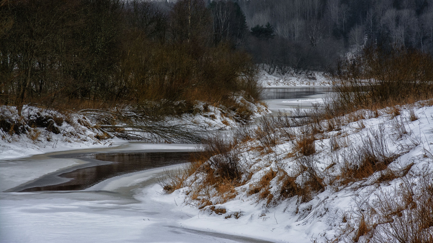 Пейзаж с рекой и снегом