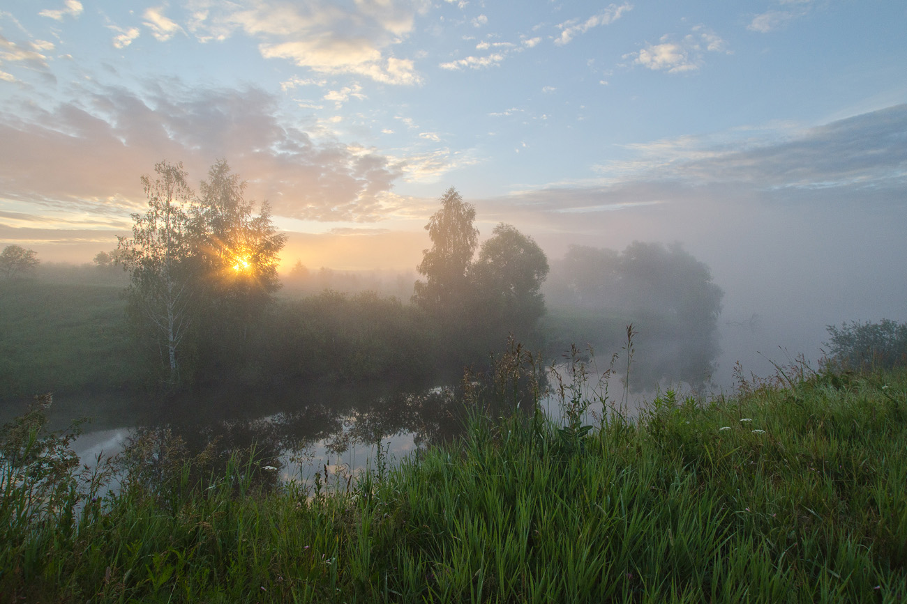 Рассвет над спящим водоёмом