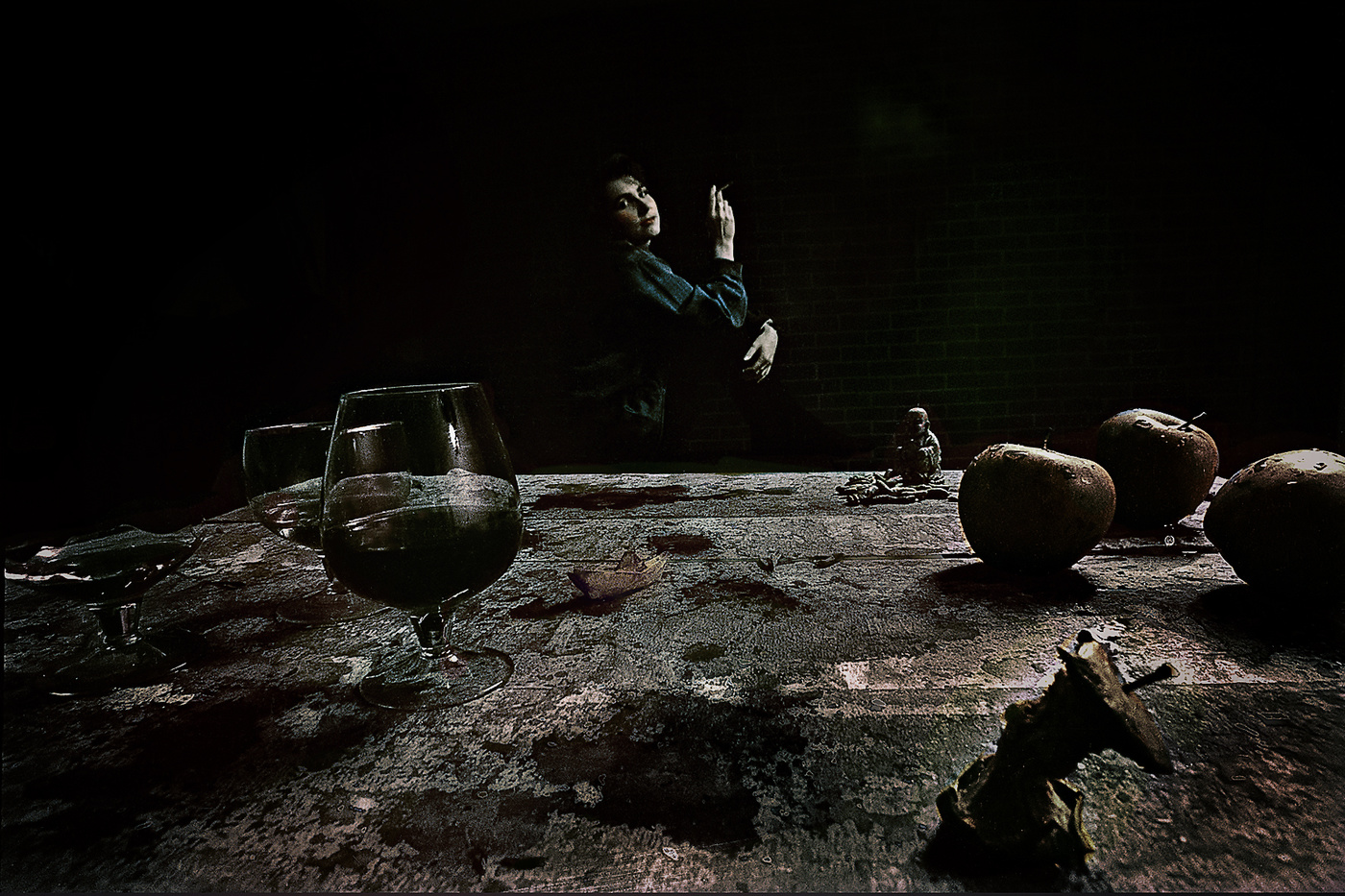 женщина, смотрящая на меня