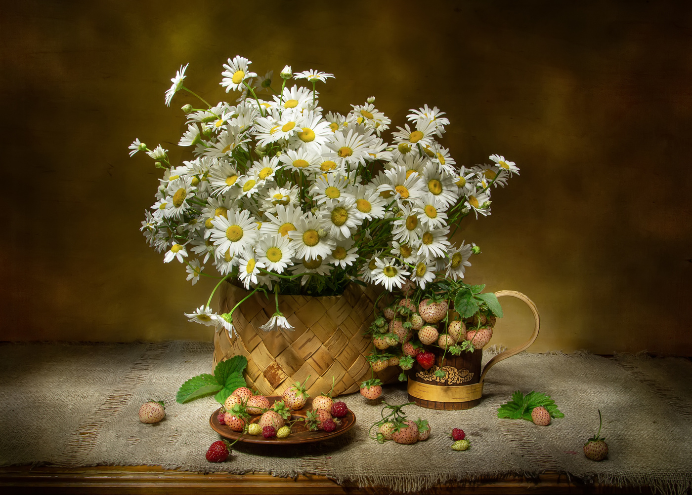 С розовой клубникой....