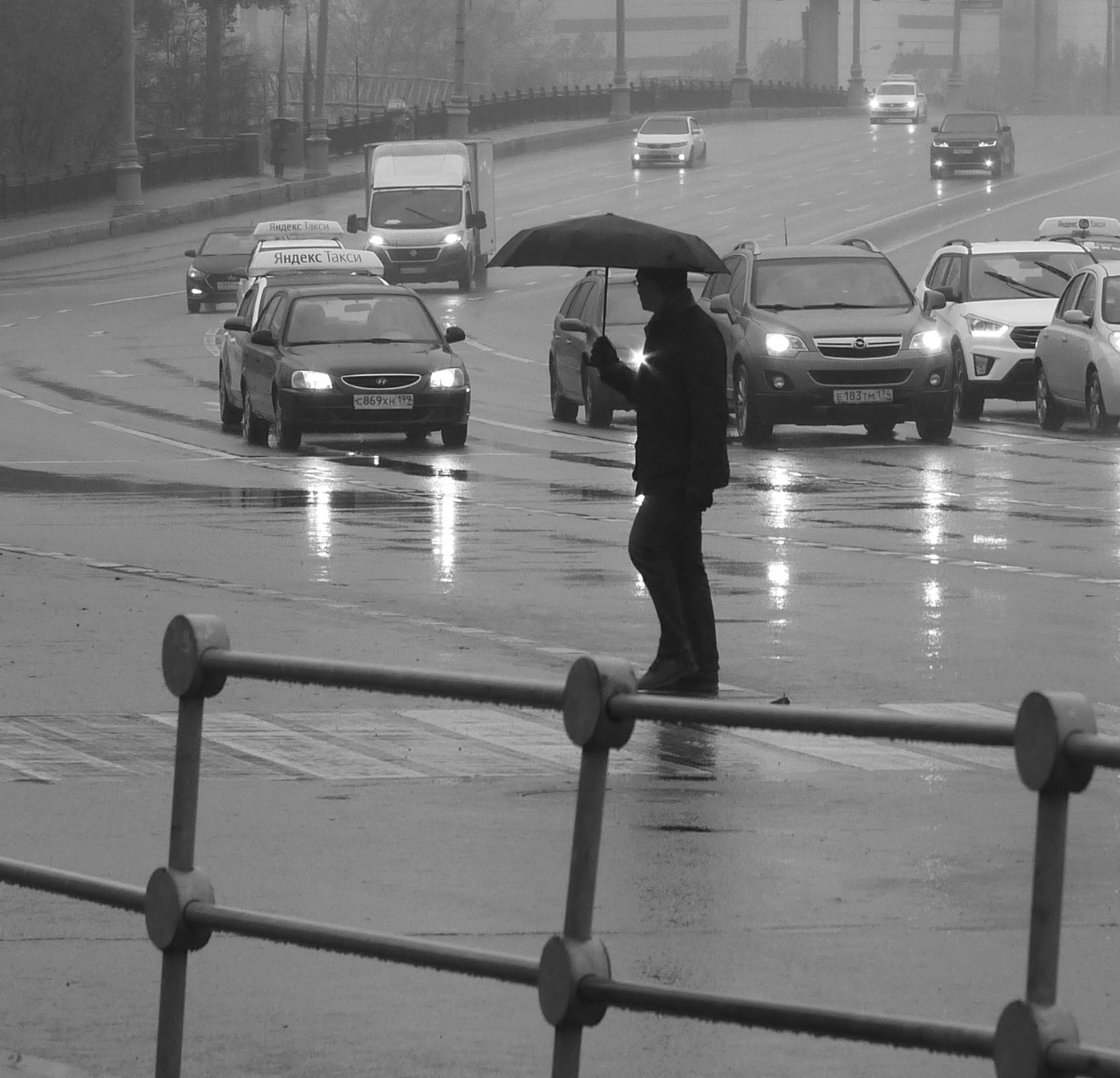 Пешеход дождя.Пешеходы, переходы.