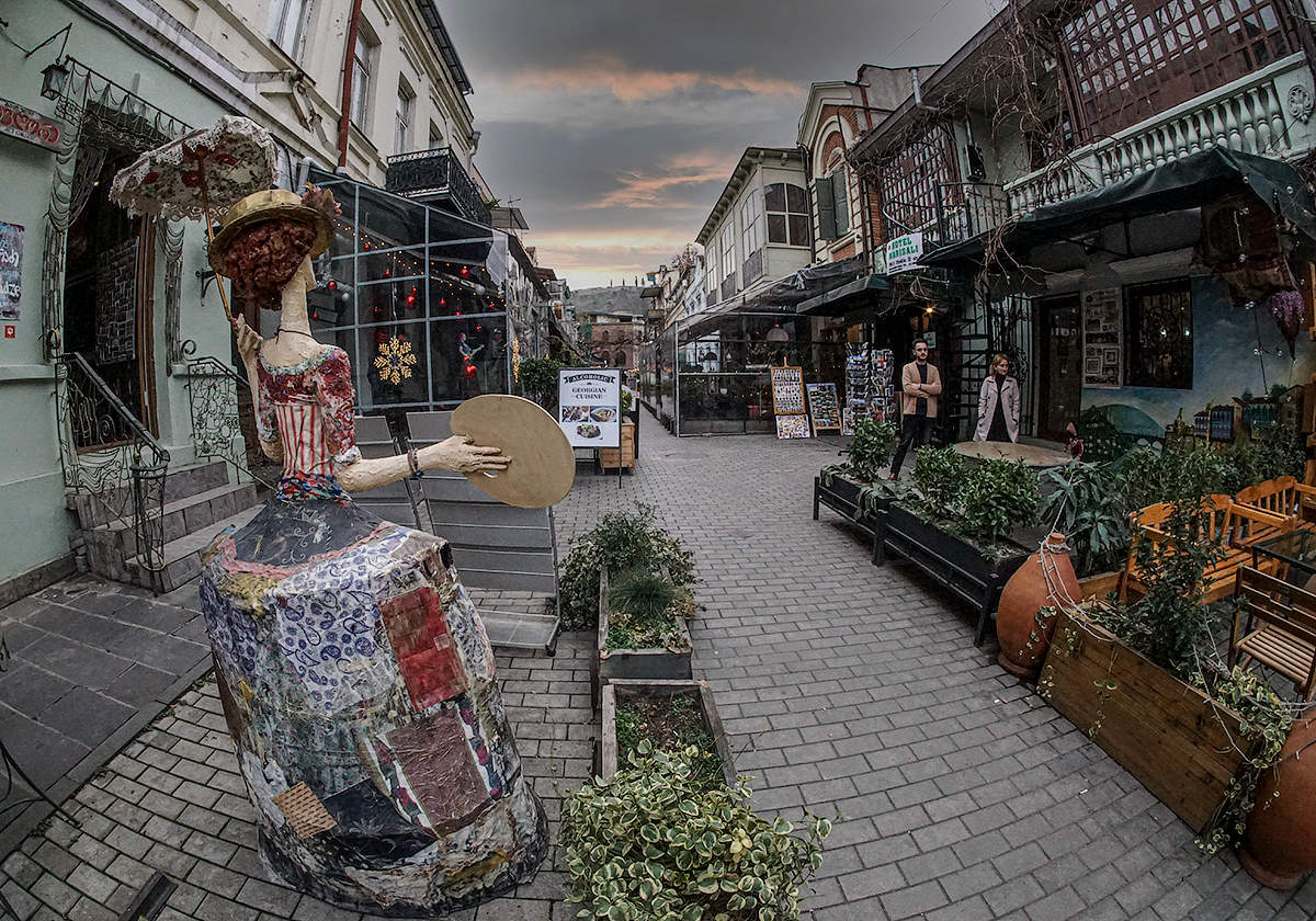 У́лица Шардени́ (груз. შარდენის ქუჩა)