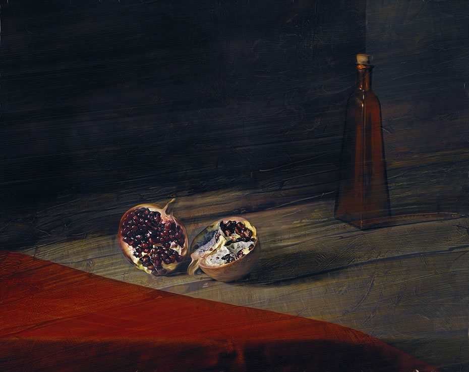 гранат и красная бутылка