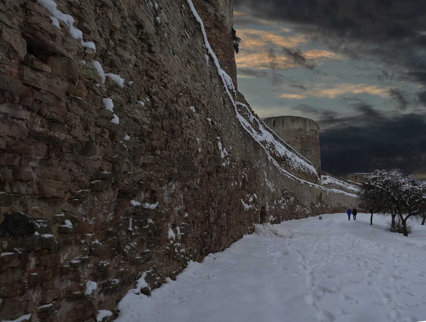 За каменной стеной