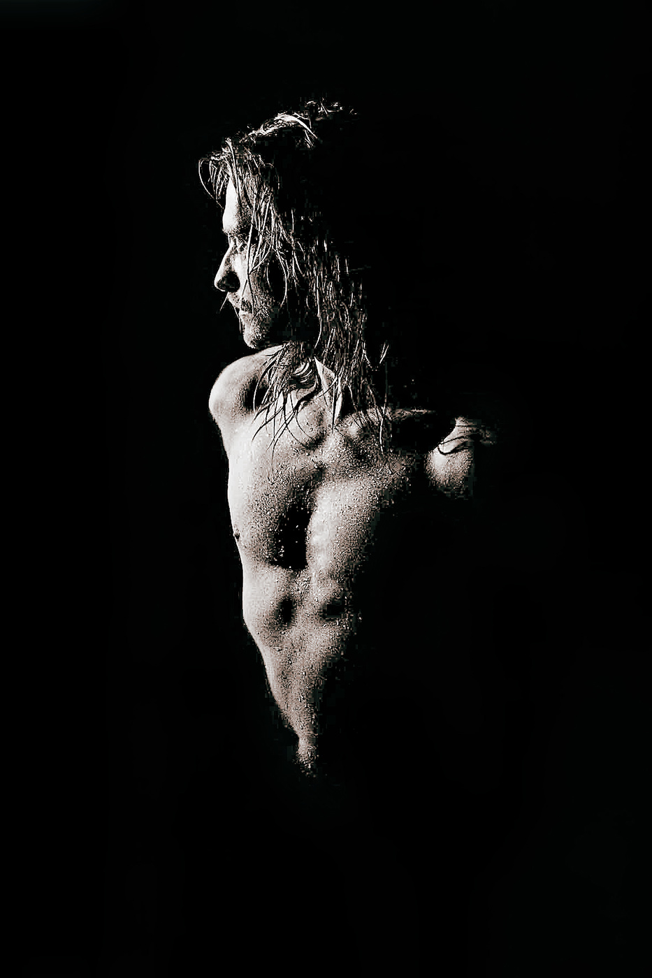 портрет в тёмной тональности