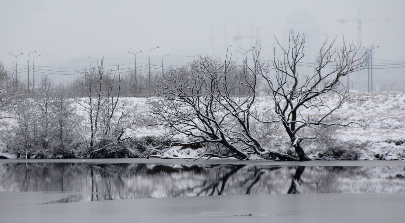 На том берегу.
