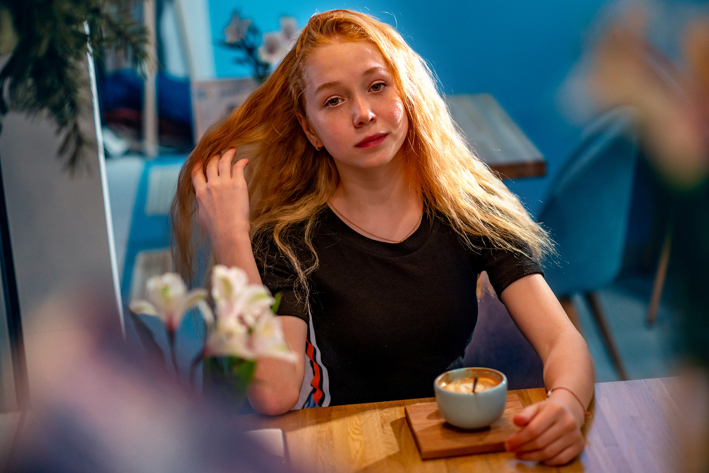 Портрет в модной кофейне