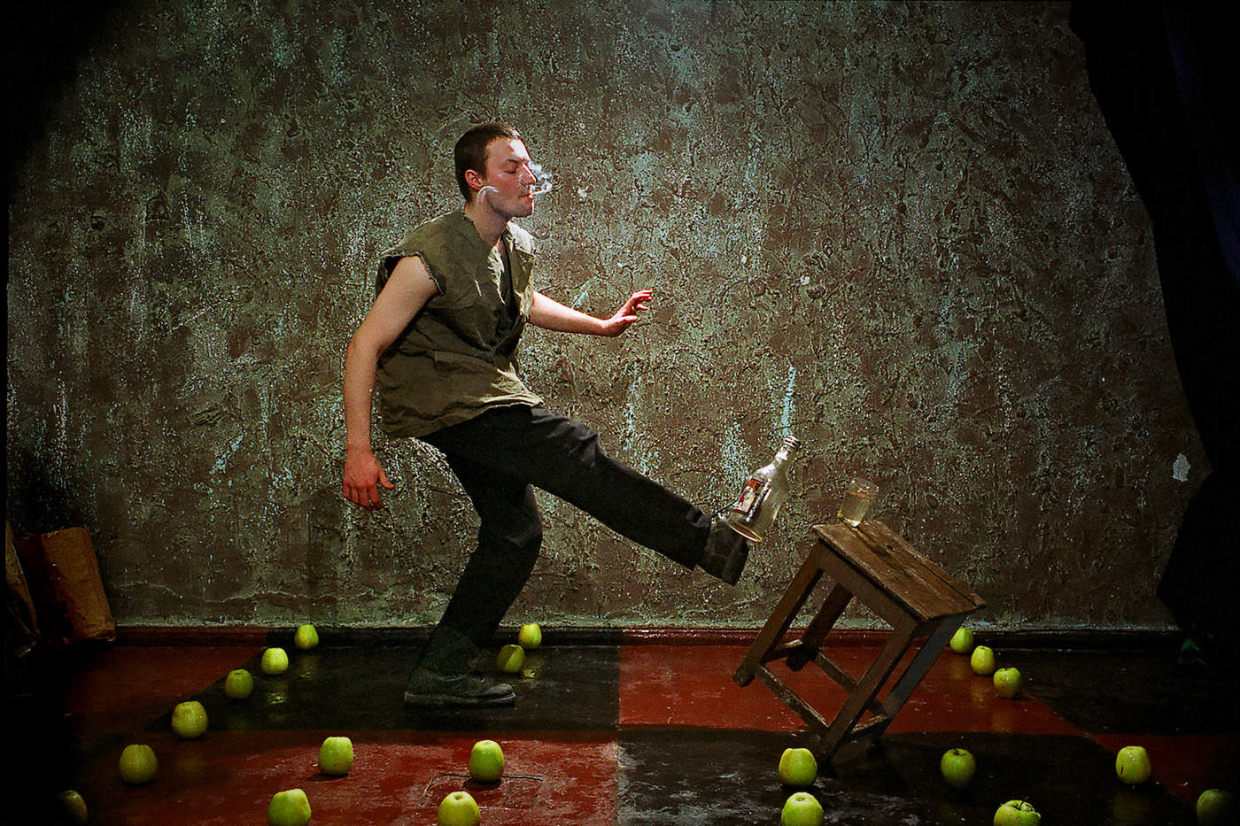 портрет с табуреткой, бутылкой и яблоками