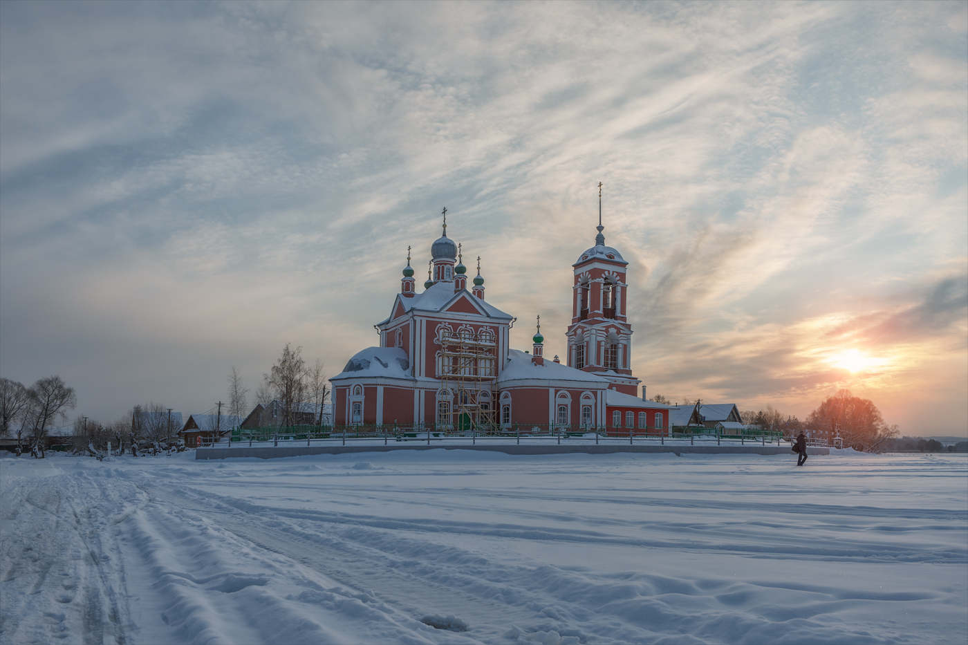 По замерзшему озеру