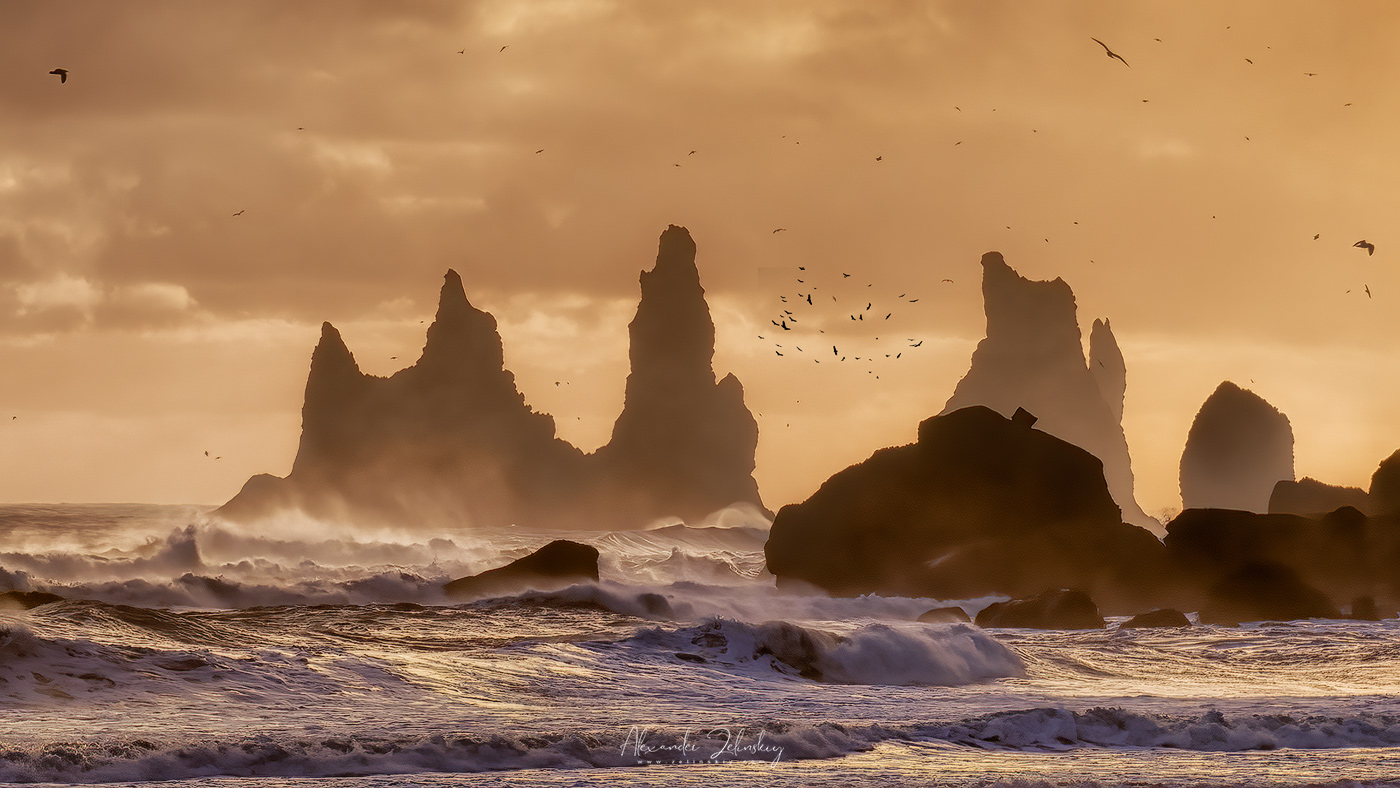 Морские утесы Рейнисдрангар