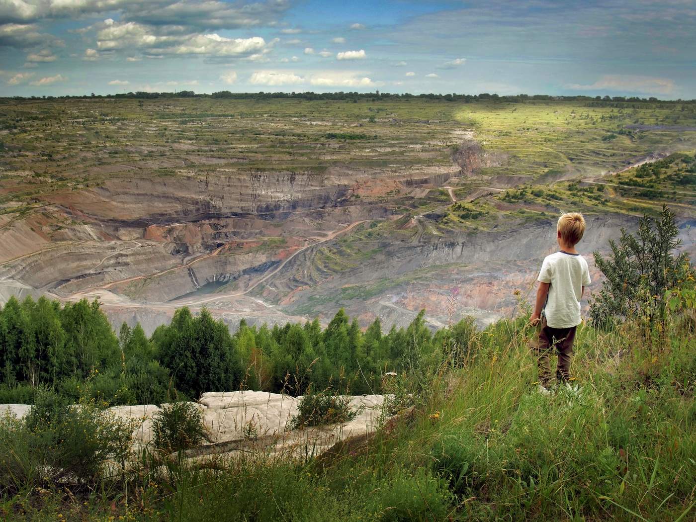 на краю заброшенного карьера