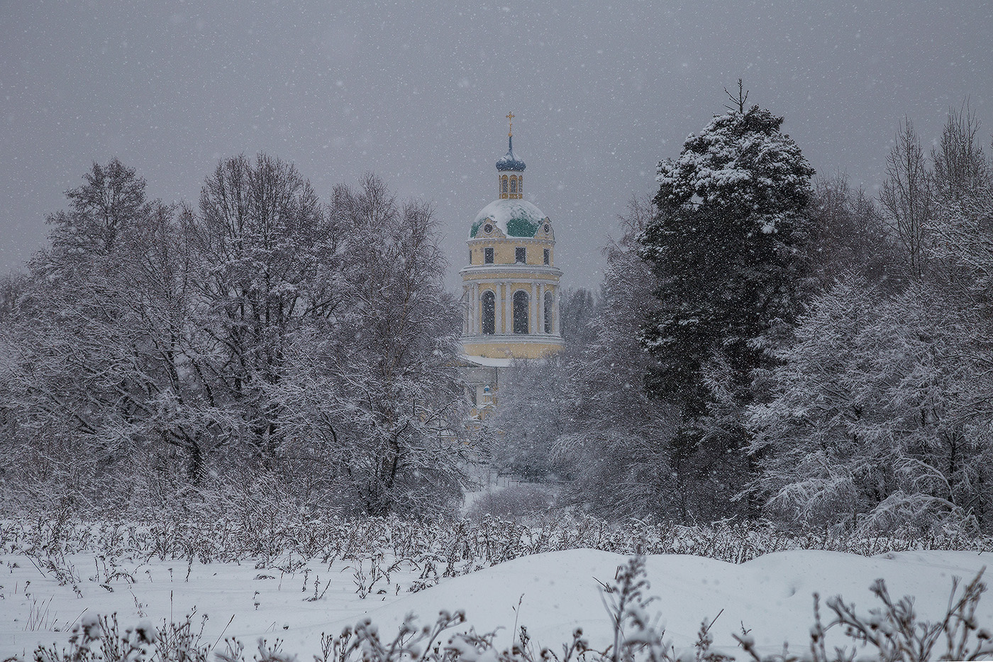 А снег идёт, а снег идёт...