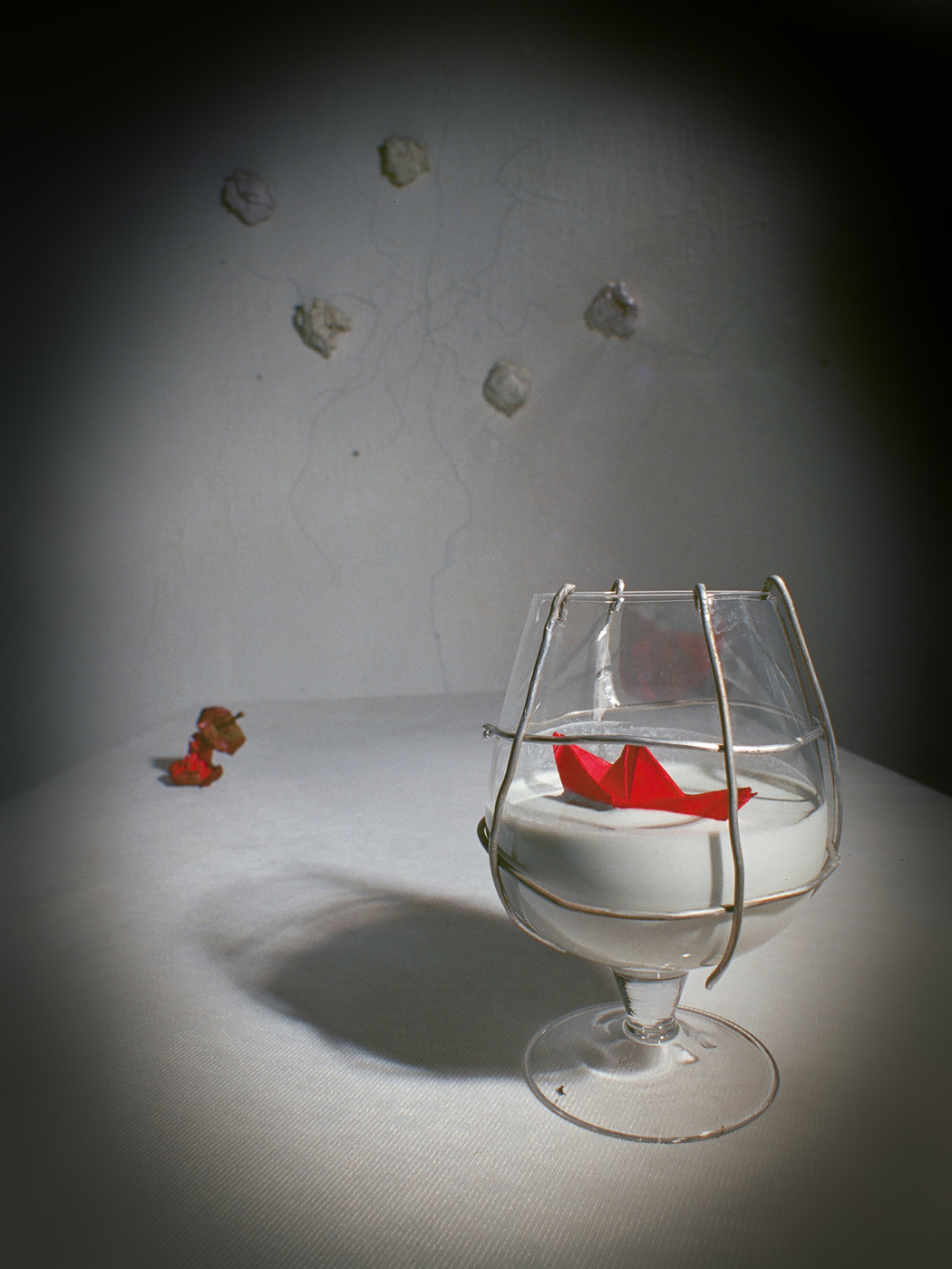 кораблик и огрызок красного цвета