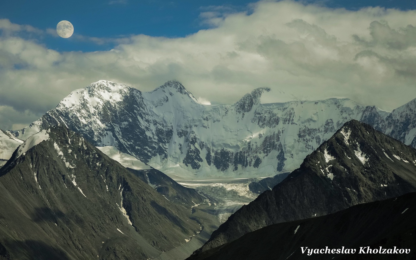 Луна над горой Белуха
