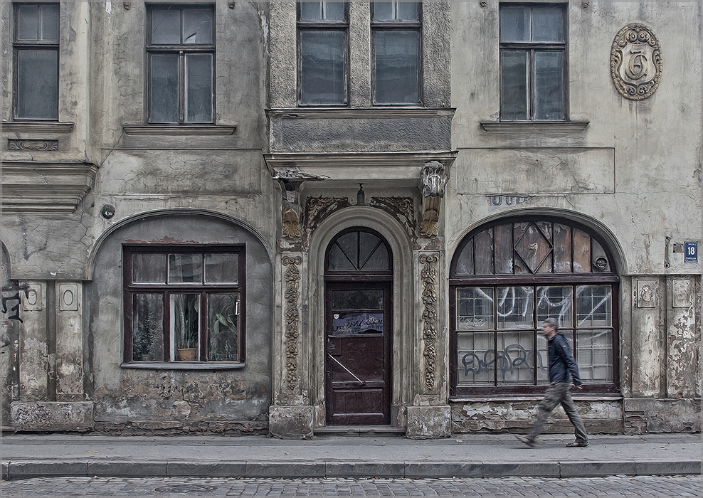 Идёт - шагает...