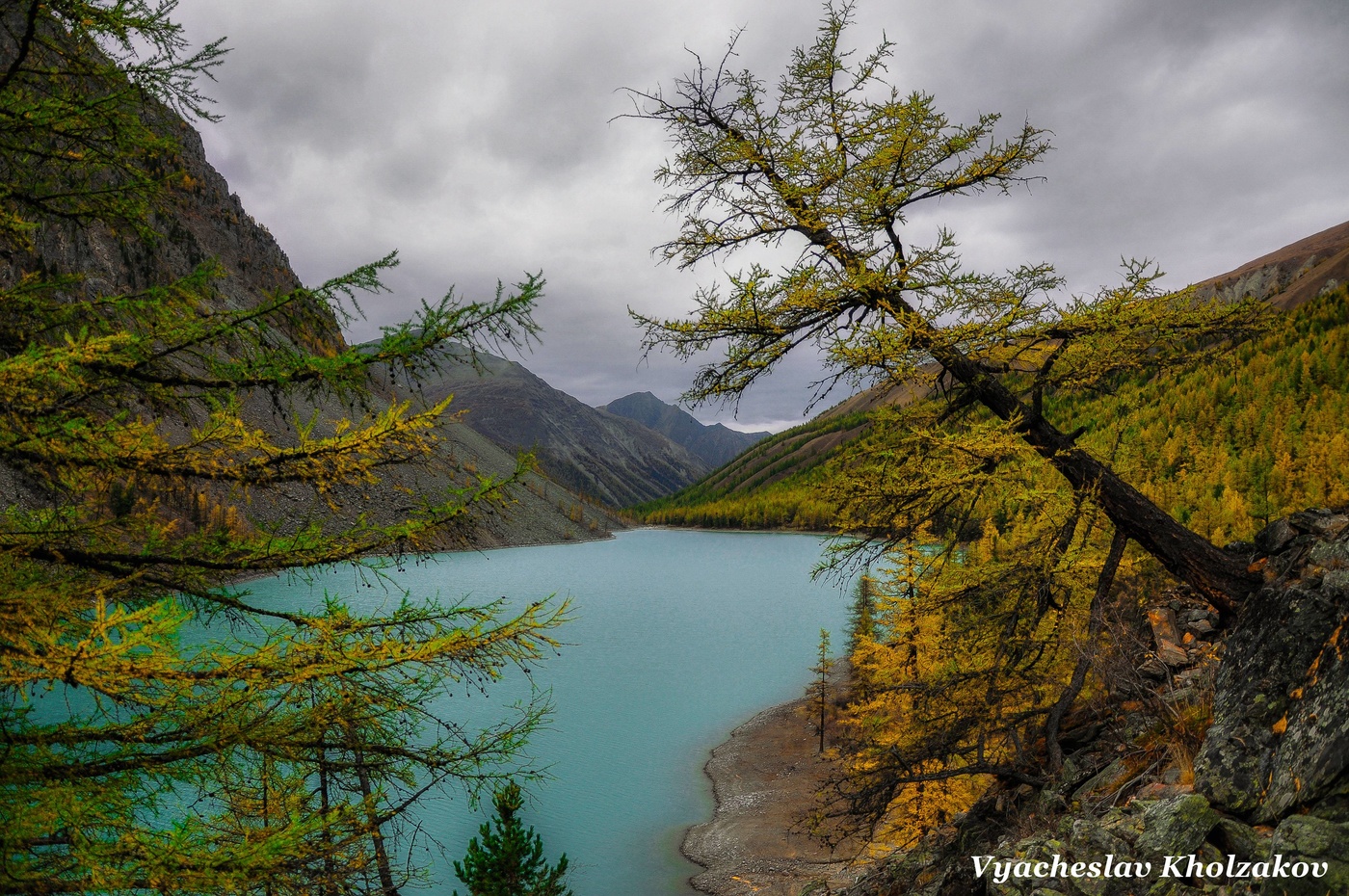 Нижнее Шавлинское озеро осенью