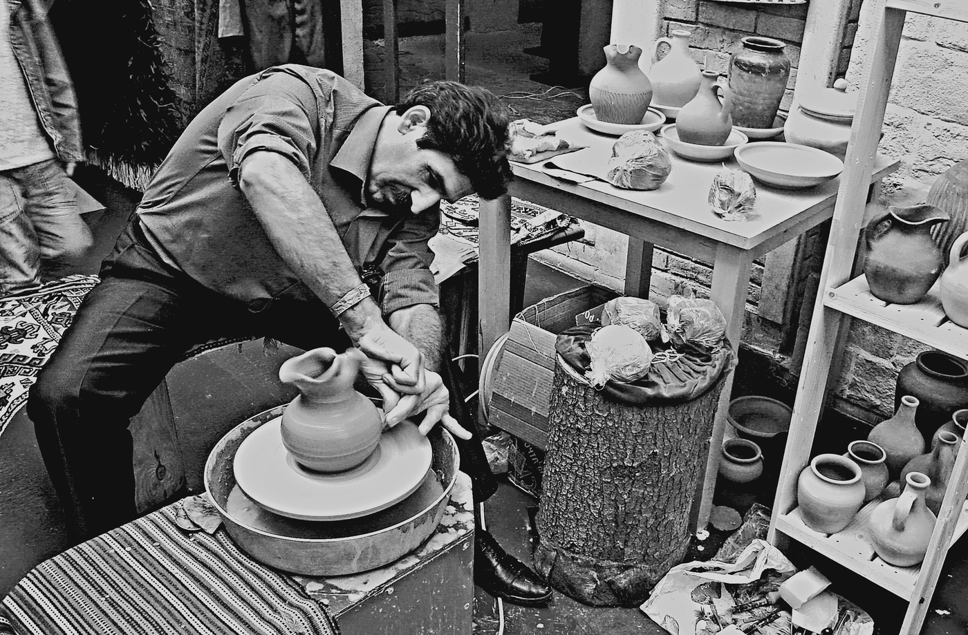 Гончар за работой
