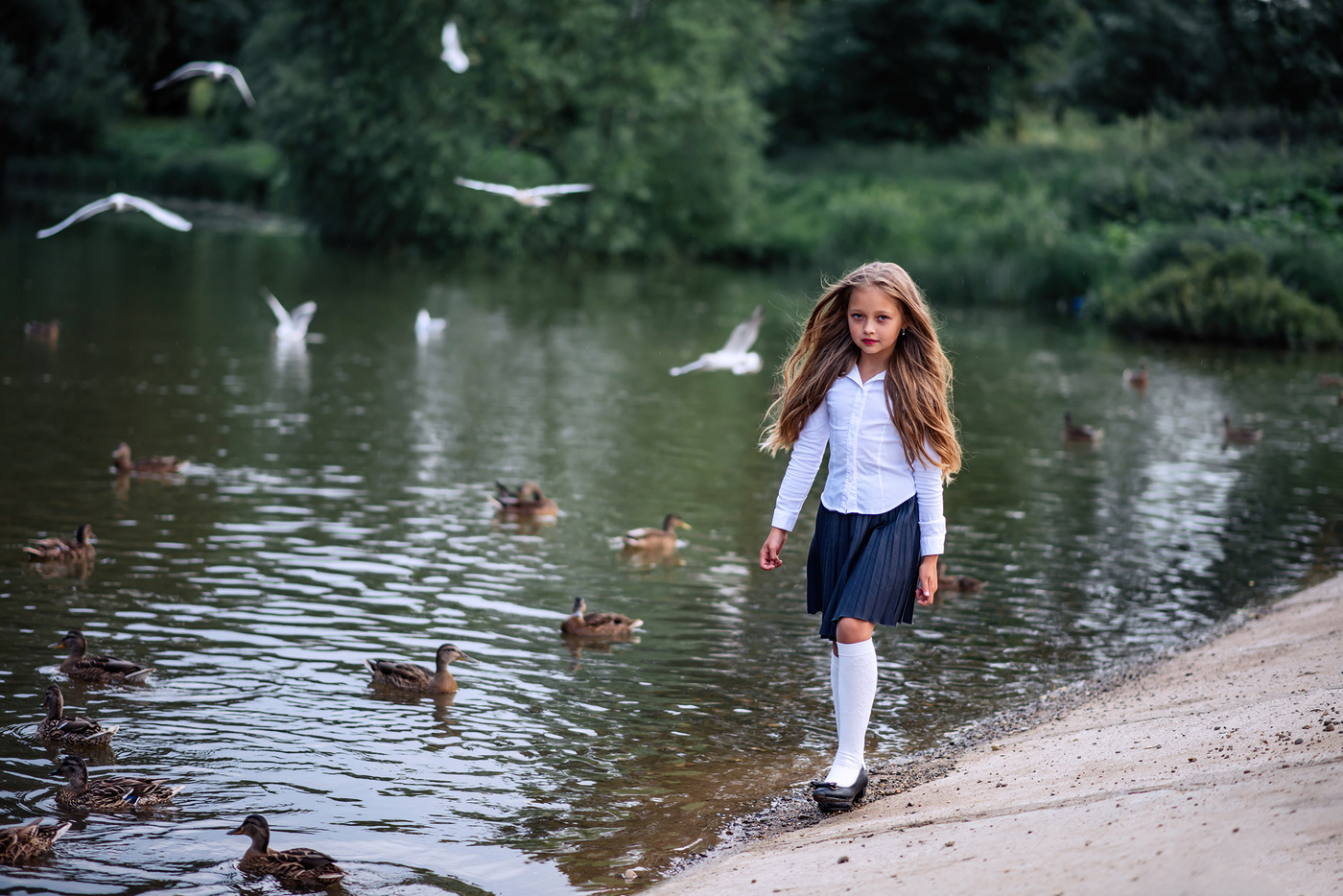 По кромке у пруда