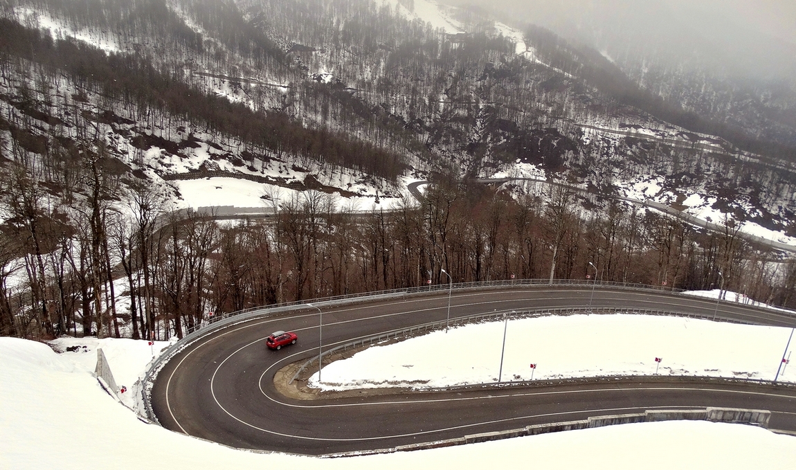 А дорога серою лентою вьётся...