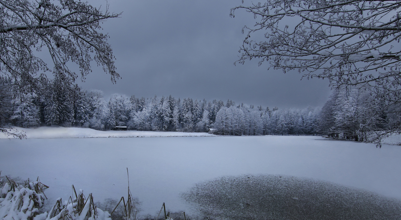 Зимнее озеро в сумерки.