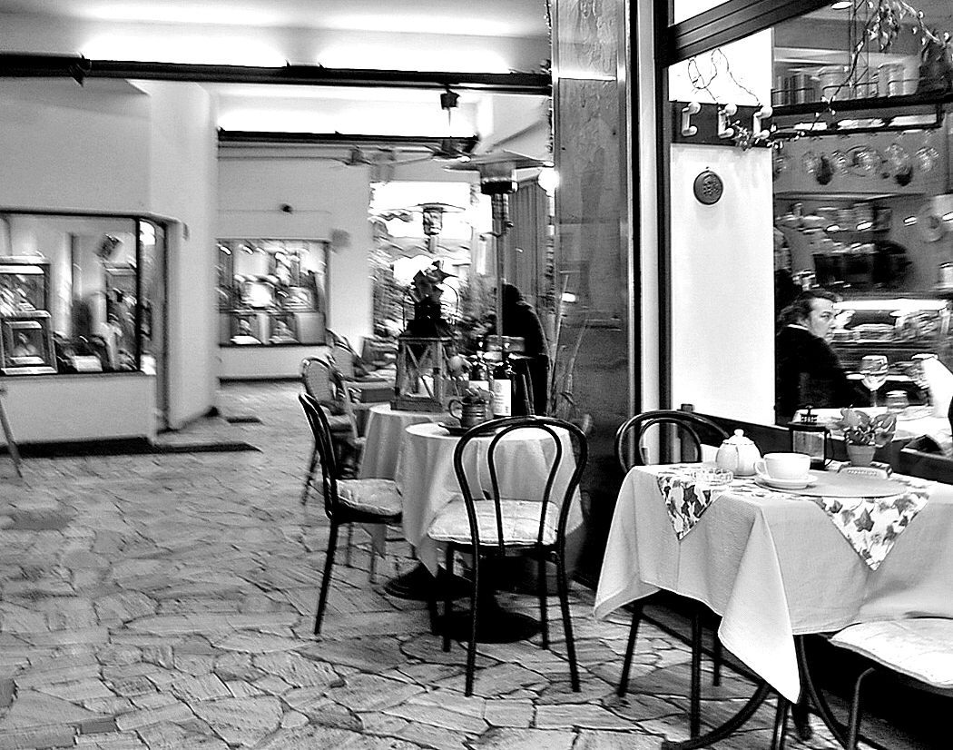 Одиноко в кафе