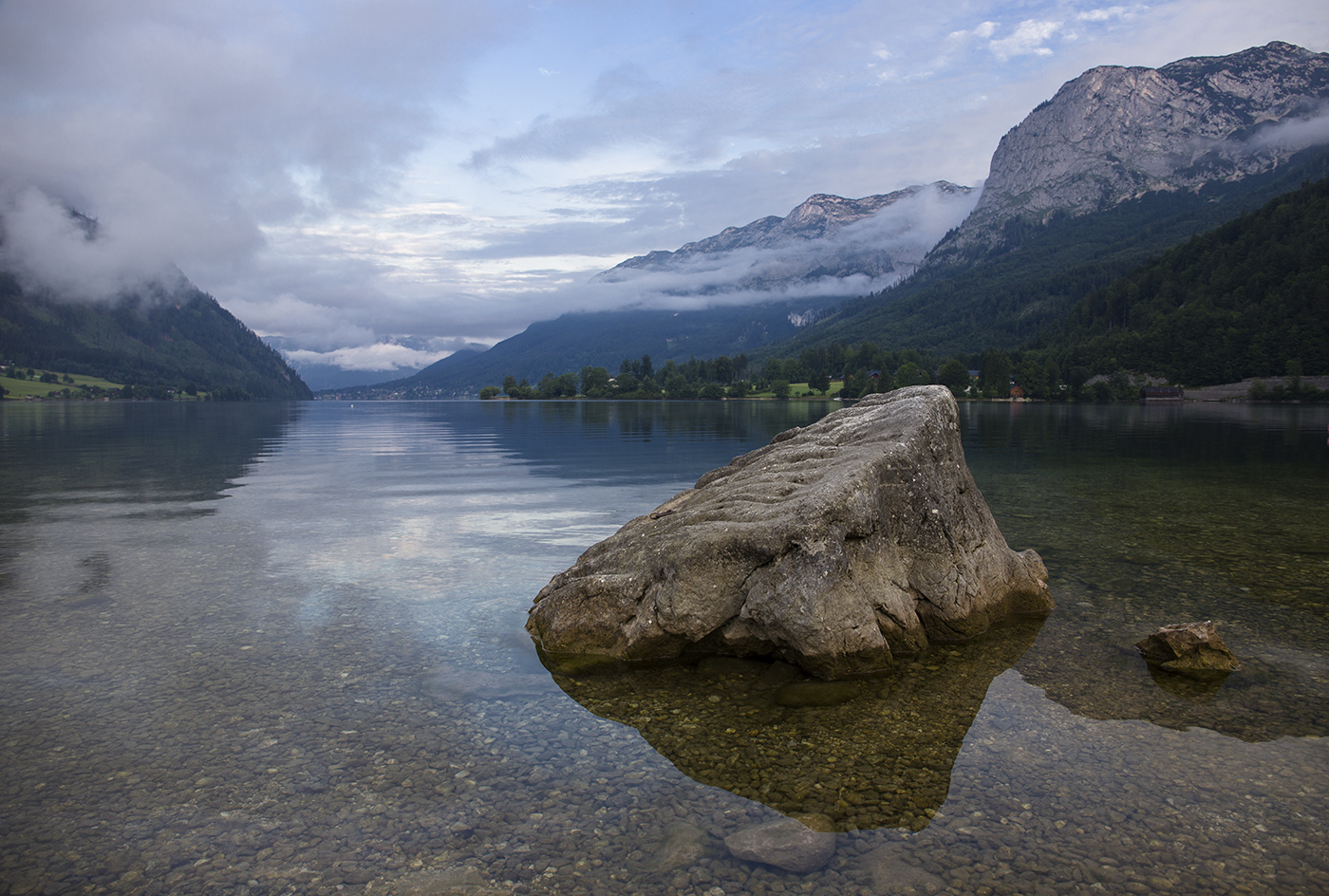 Камень в чистой воде