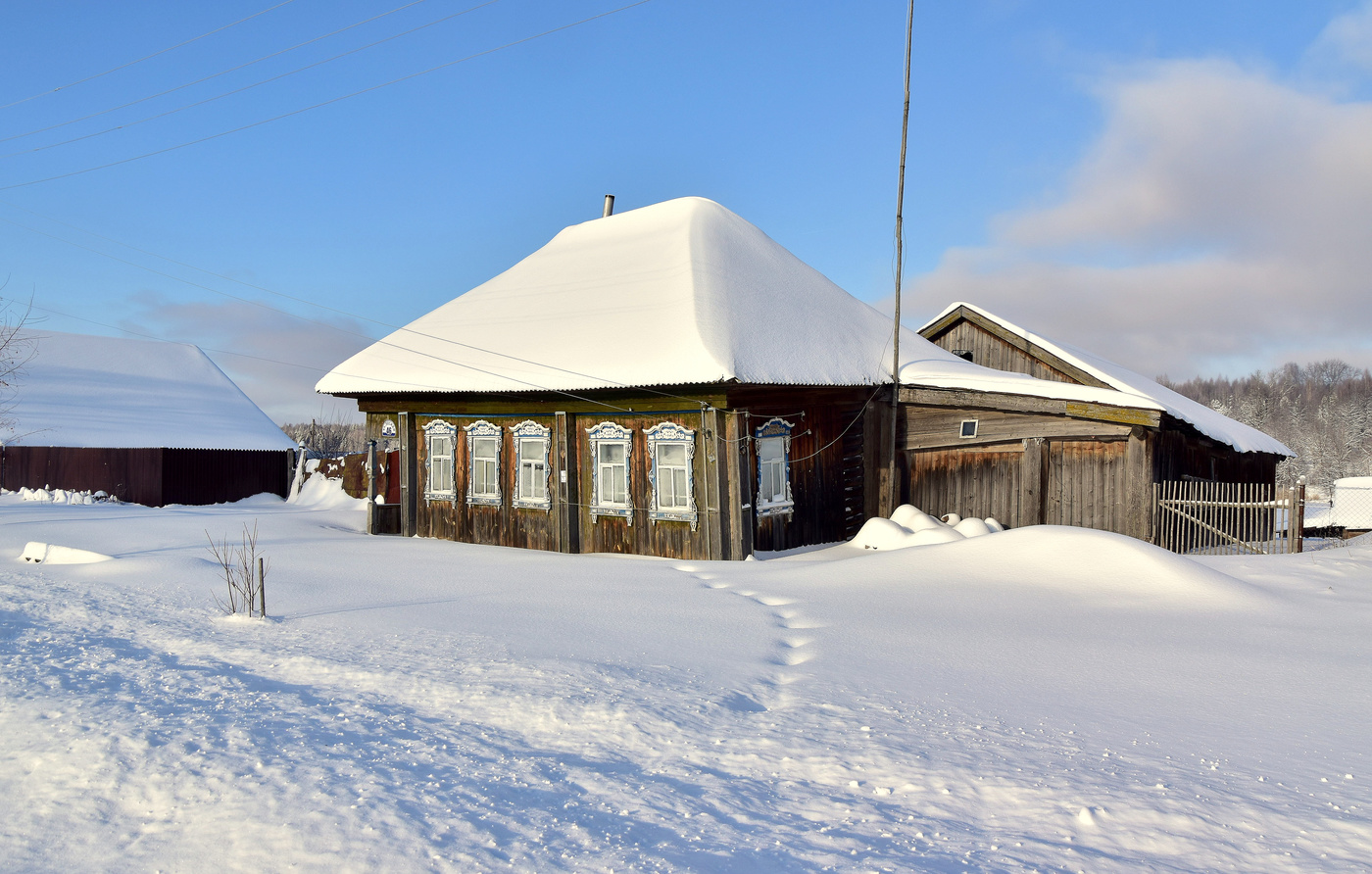 Снег белеет кругом по колено.