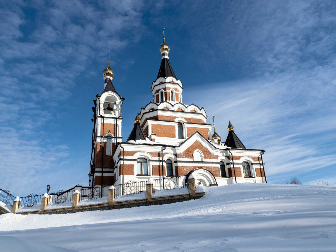 На пригорке