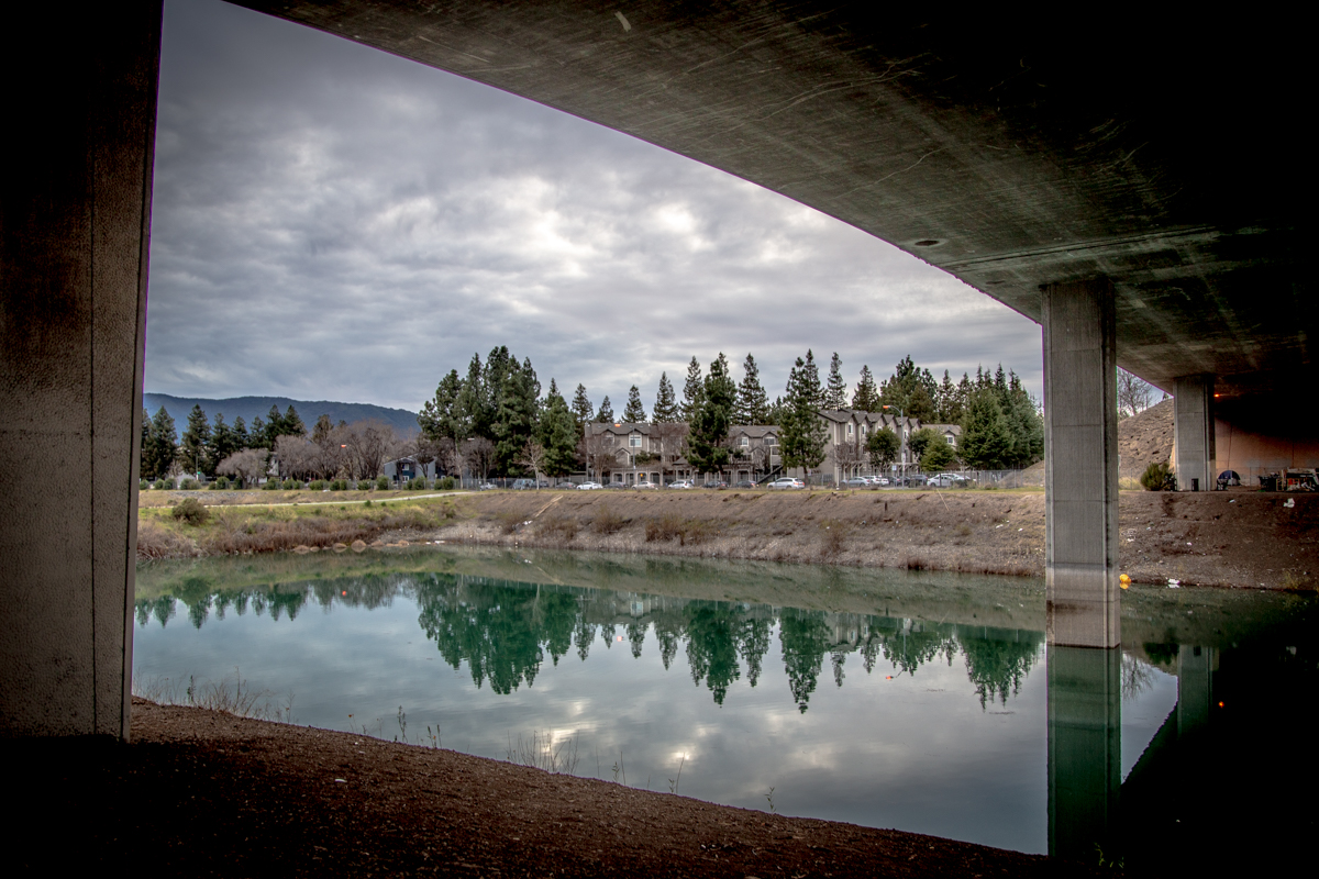 Из-под моста