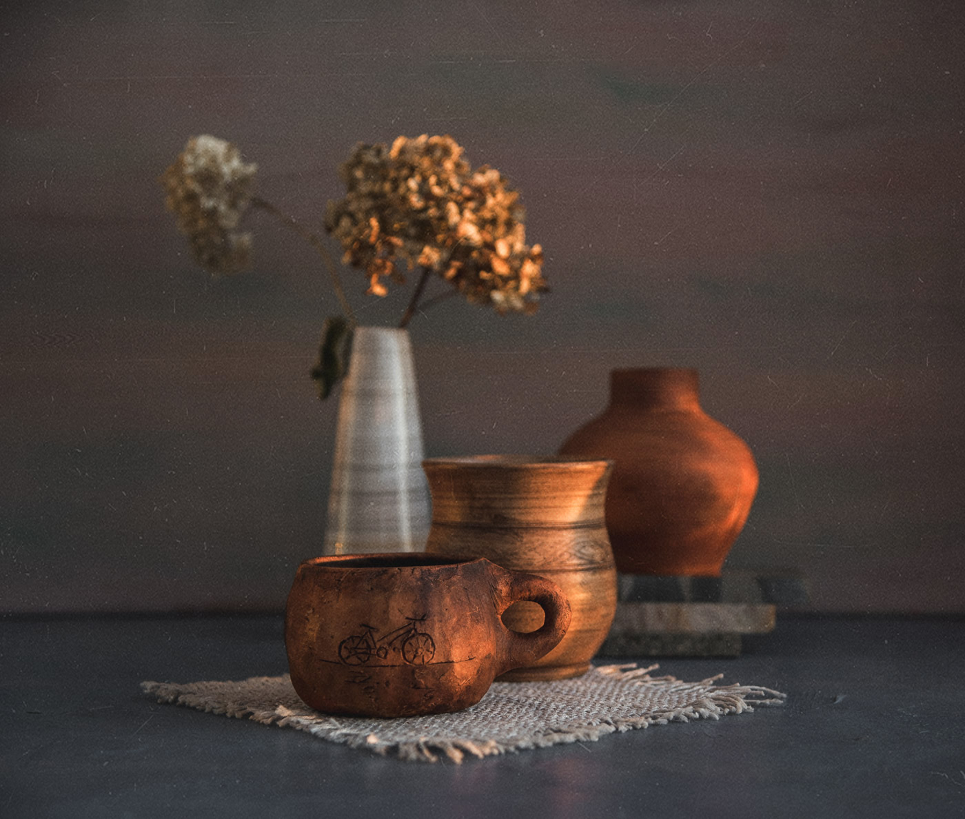 Глиняная чашка