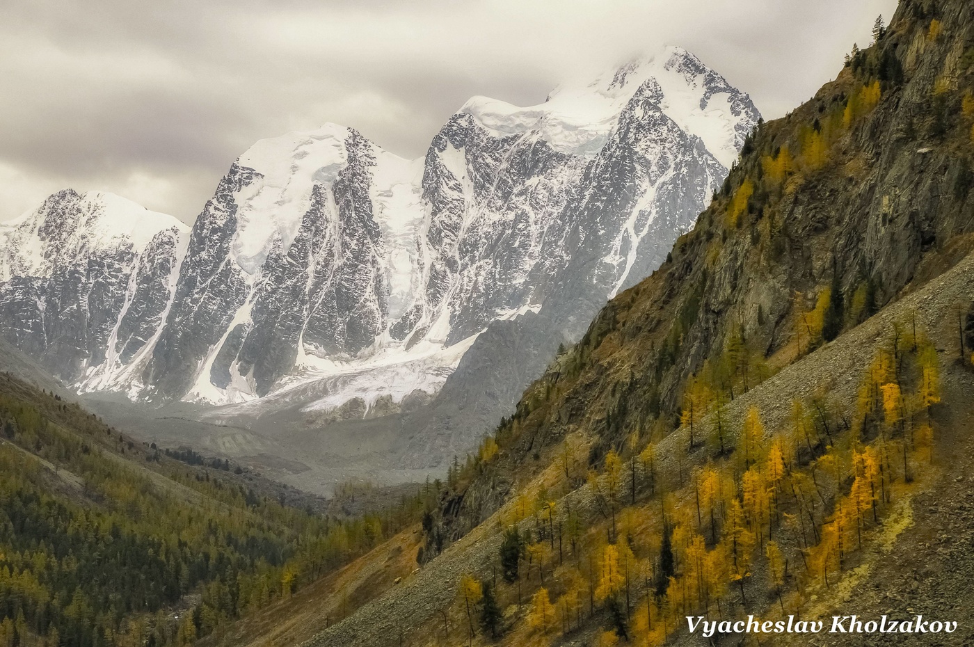 Пасмурный день в осенних горах