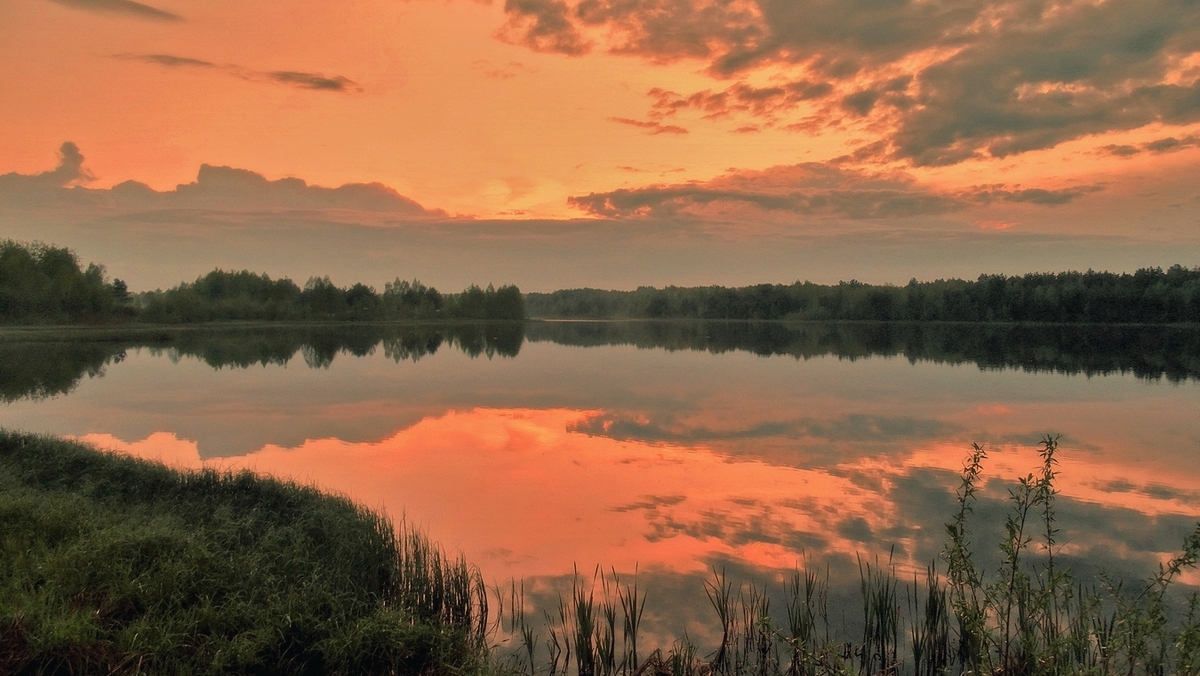 Вечерняя заря заполыхала над озером