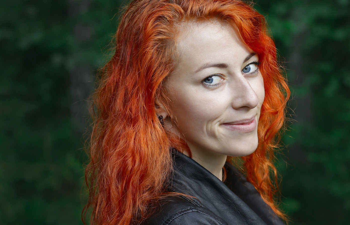 Почти прошла, вдруг обернулась и улыбнулась.