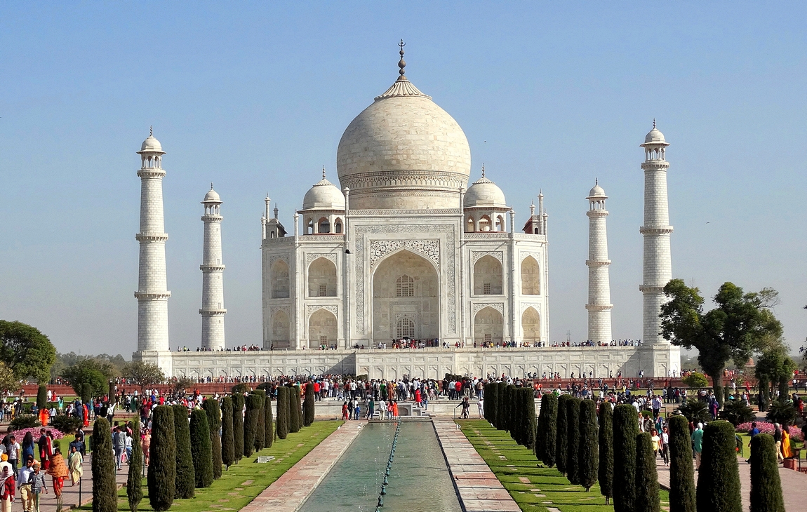 Тысячи людей ежедневно посещают Тадж-Махал
