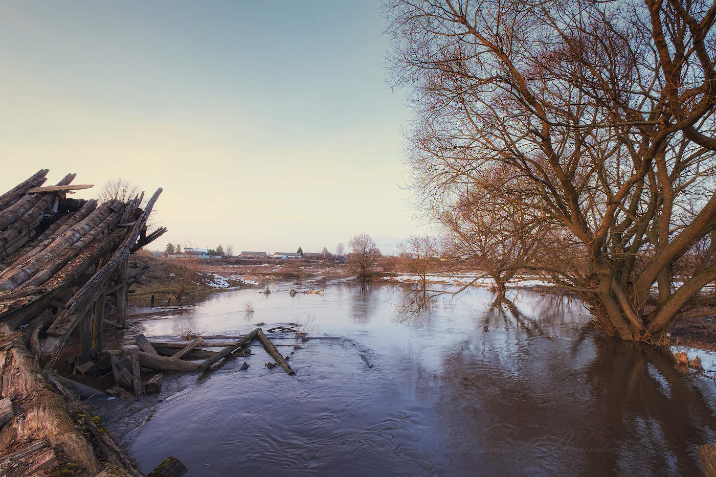 Разлив у старого моста