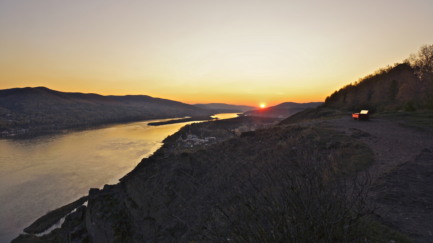 Заходило солнце в безоблачном небе...