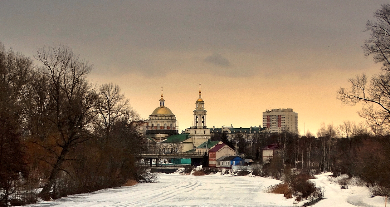Городские контрасты мартовским вечером