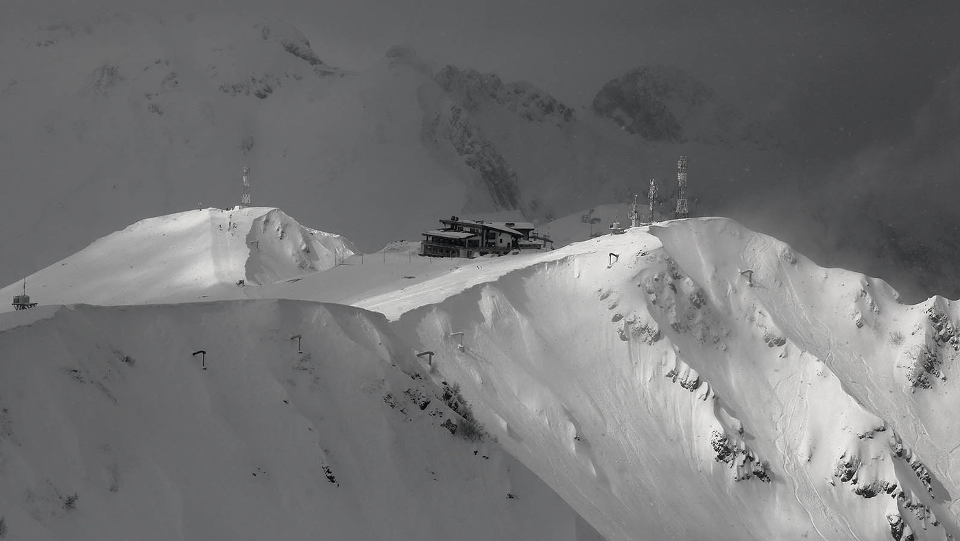 "Отель у ожившего лыжника"