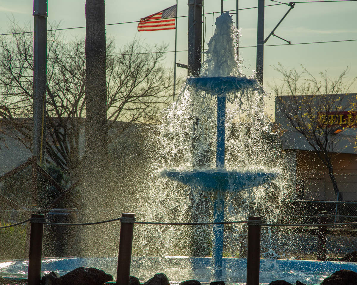 Фонтан под флагом...