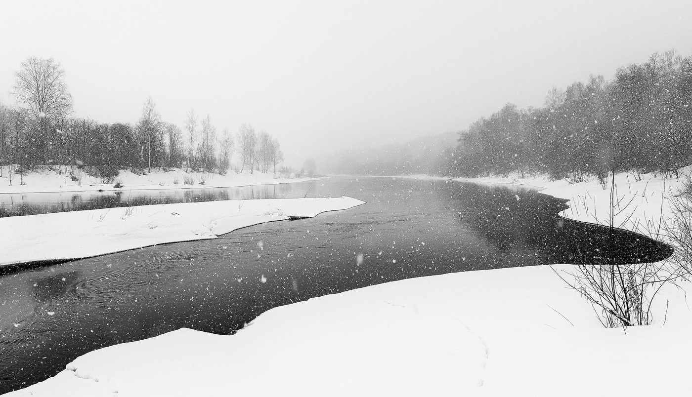 "Он тихо падает и медленный, и властный..."