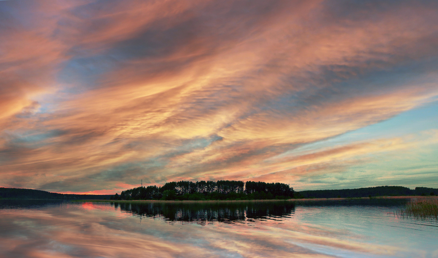 Закат плывёт над Селигером.
