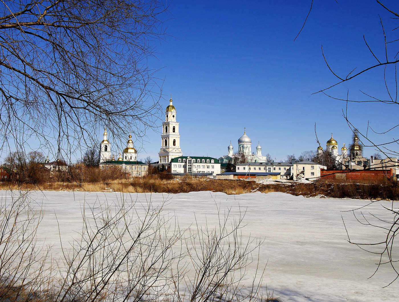 Летит, едва земли касаясь...