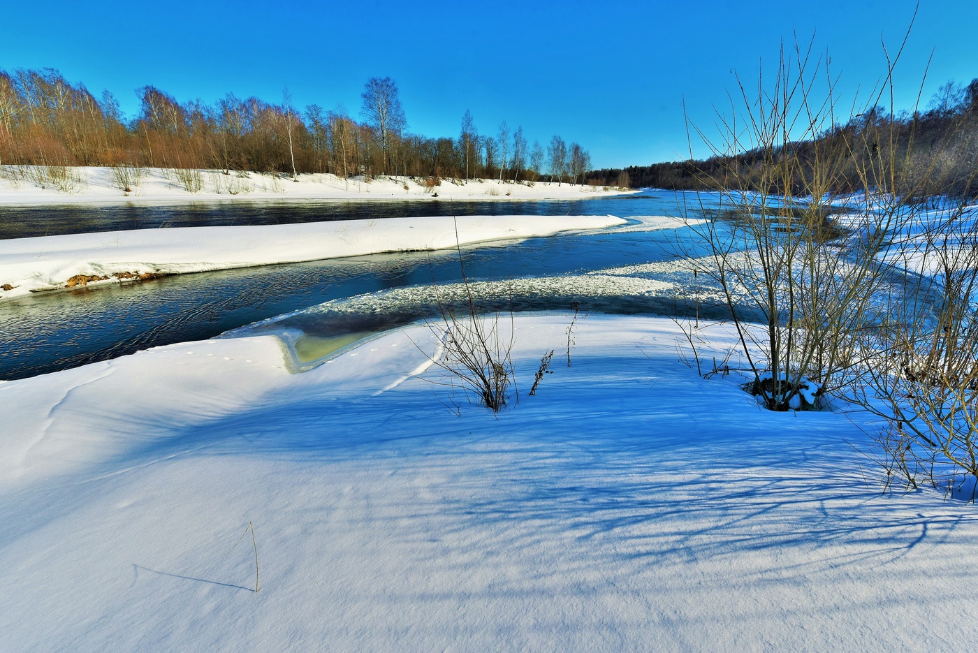 "А воды уж весной шумят - бегут и будят сонный брег..."