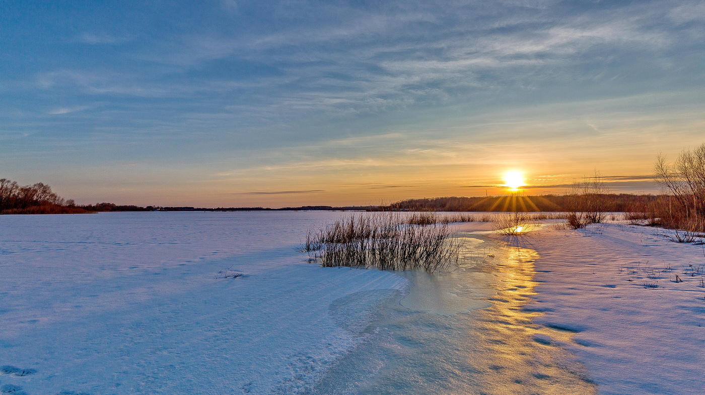 Вечер дремлет у реки...