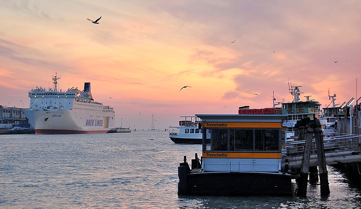 Вечером в порту Венеции