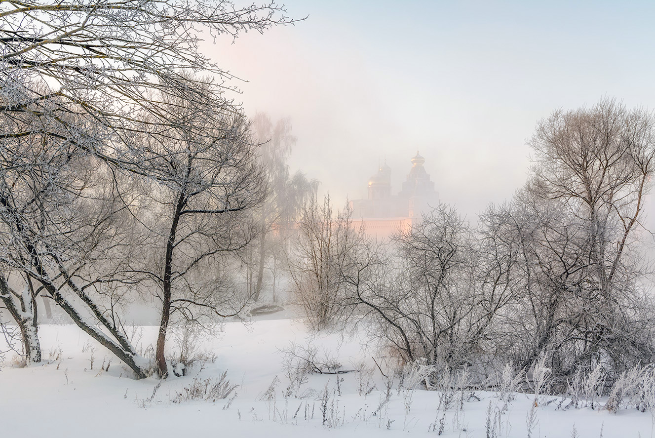 Рассвет у стен монастыря.