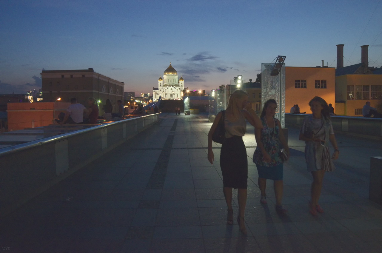 Три подруги гуляли вечером по городу