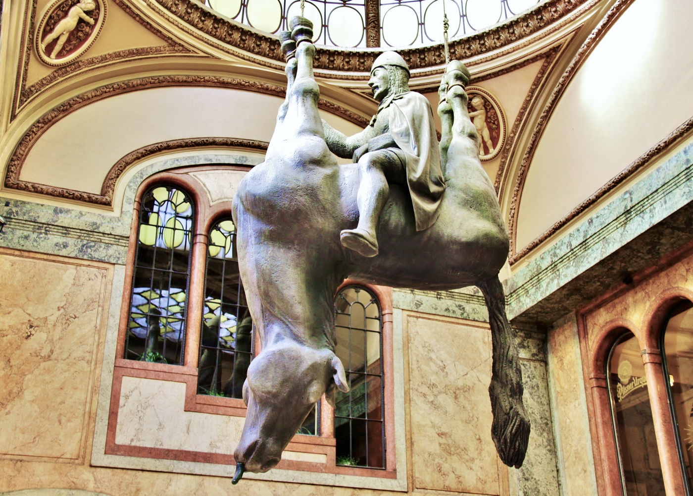 На коне можно и так…