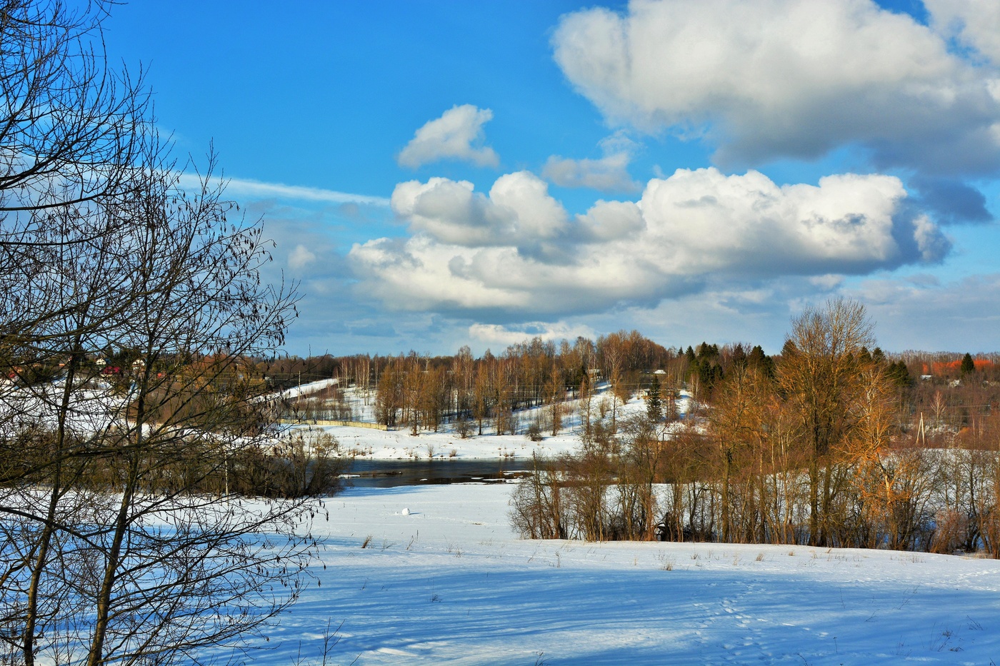"Смотрю на облака без мысли и без цели ..."